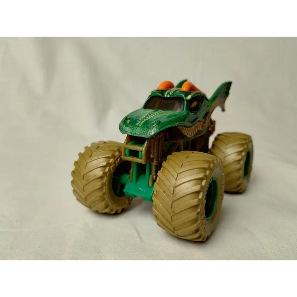 DRAGON MONSTER JAM POWER BEASTS TRUCK TARGET EXCLUSIVE GOLD TIRES 1:64 2020